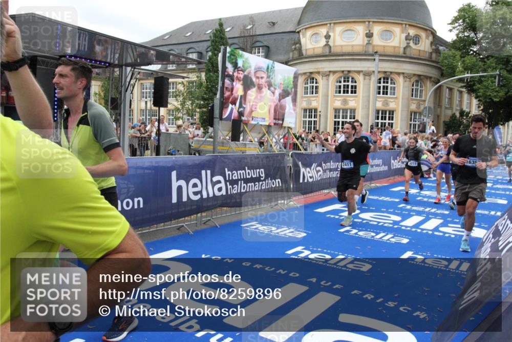 29.06.2025 - hella hamburg halbmarathon Michael Strokosch http://msf.ph/oto/8259896 29.06.2025 10:51:29 Ziel 2364, 2411, 2946, 5820, 7943, 8989, 9214, 9656, 11124, 11422, 13047, 13403, 13792, 14994, 15871, 15950, 16357, 17131, 18489 meine-sportfotos.de