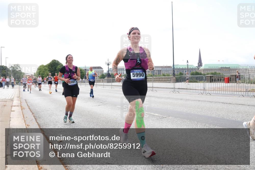 29.06.2025 - hella hamburg halbmarathon Lena Gebhardt http://msf.ph/oto/8259912 29.06.2025 10:10:55 Lombardsbrücke 1166, 1186, 1781, 2868, 4287, 4389, 5254, 5653, 5990, 5991, 7250, 7271, 7370, 7685, 8561, 9169, 9681, 9829, 10196, 11355, 11887, 11904, 11905, 12008, 12426, 12556, 12571, 12629, 12790, 12836, 13588, 13594, 13825, 13901, 14022, 14270, 14679, 15009, 15214, 16166, 16344, 16808, 17142, 17500, 17532, 18949 meine-sportfotos.de