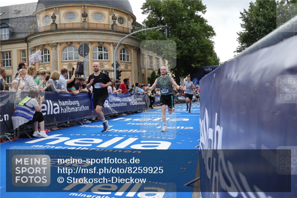 29.06.2025 - hella hamburg halbmarathon Strokosch-Dieckow http://msf.ph/oto/8259925 29.06.2025 10:43:09 Ziel 1675, 4229, 6721, 7026, 7093, 7451, 9833, 10251, 11177, 12153, 12657, 12723, 12776, 12839, 15255, 15706, 16314, 16997, 17177, 18304, 19038 meine-sportfotos.de