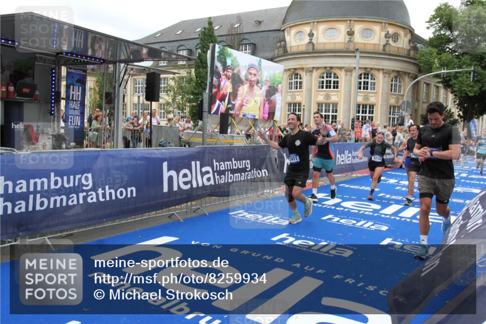 29.06.2025 - hella hamburg halbmarathon Michael Strokosch http://msf.ph/oto/8259934 29.06.2025 10:51:29 Ziel 2364, 2411, 2946, 5820, 7943, 8989, 9214, 9656, 11124, 11422, 13047, 13403, 13792, 14994, 15871, 15950, 16357, 17131, 18489 meine-sportfotos.de