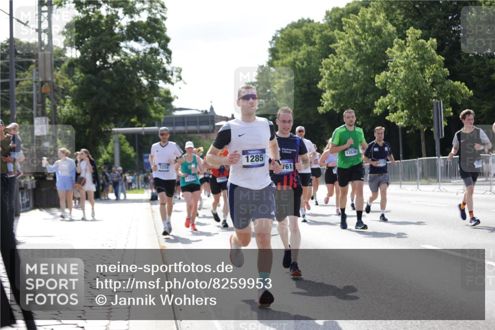 29.06.2025 - hella hamburg halbmarathon Jannik Wohlers http://msf.ph/oto/8259953 29.06.2025 09:58:04 Lombardsbrücke 1190, 1285, 1815, 2029, 2034, 2518, 2656, 3041, 3097, 3819, 3859, 4152, 4903, 5093, 5259, 5378, 5721, 5894, 6272, 6433, 6592, 6759, 6877, 6897, 7856, 7896, 8154, 8311, 8393, 8590, 8825, 9012, 9057, 9562, 9656, 10084, 11214, 11870, 12483, 12632, 12633, 12735, 12761, 13470, 13536, 14266, 14323, 14365, 14626, 14678, 14805, 14845, 15389, 15523, 15914, 16176, 16213, 16409, 16653, 16830, 16879, 16924, 17348, 18551, 18799, 18867, 19244 meine-sportfotos.de