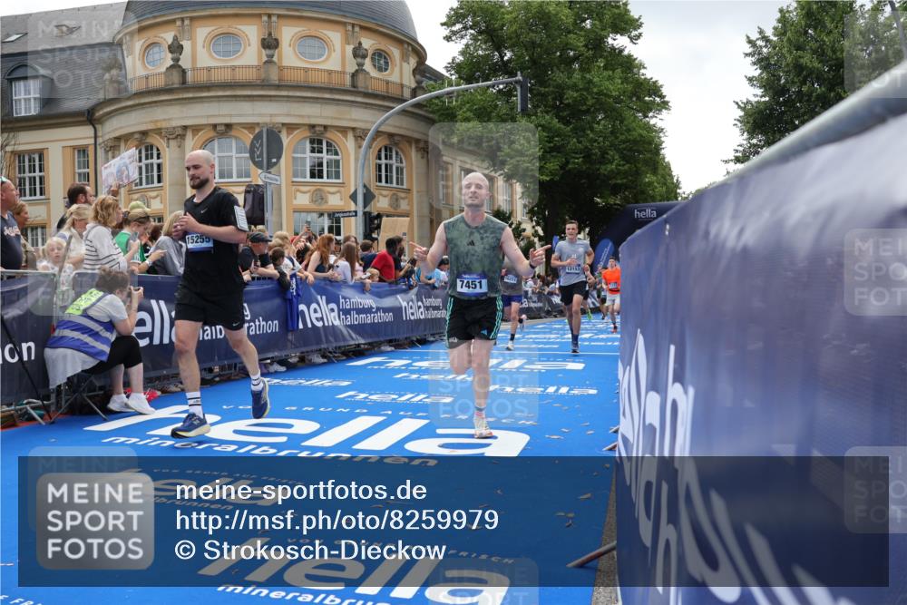 29.06.2025 - hella hamburg halbmarathon Strokosch-Dieckow http://msf.ph/oto/8259979 29.06.2025 10:43:10 Ziel 1675, 4229, 6721, 7026, 7093, 7451, 9833, 10099, 10251, 11177, 12153, 12657, 12723, 12776, 12839, 15255, 15706, 16314, 16997, 17177, 18304, 19038 meine-sportfotos.de