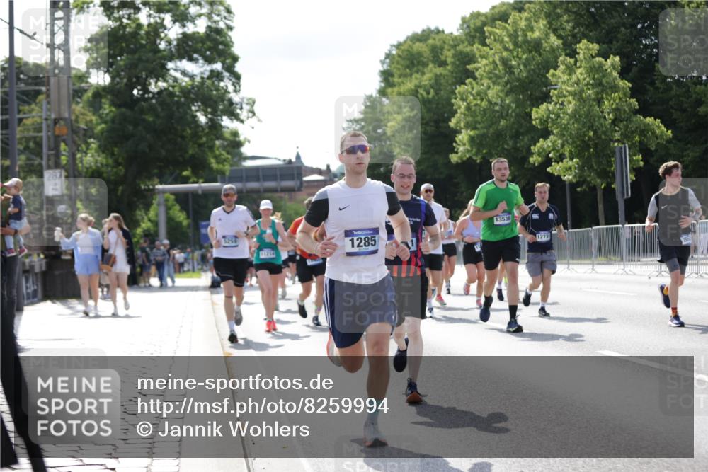 29.06.2025 - hella hamburg halbmarathon Jannik Wohlers http://msf.ph/oto/8259994 29.06.2025 09:58:04 Lombardsbrücke 1190, 1285, 1815, 2029, 2034, 2518, 2656, 3041, 3097, 3819, 3859, 4152, 4903, 5093, 5259, 5378, 5721, 5894, 6272, 6433, 6592, 6759, 6877, 6897, 7856, 7896, 8154, 8311, 8393, 8590, 8825, 9012, 9057, 9562, 9656, 10084, 11214, 11870, 12483, 12632, 12633, 12735, 12761, 13470, 13536, 14266, 14323, 14365, 14626, 14678, 14805, 14845, 15389, 15523, 15914, 16176, 16213, 16409, 16653, 16830, 16879, 16924, 17348, 18551, 18799, 18867, 19244 meine-sportfotos.de