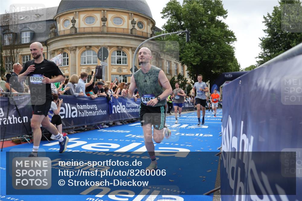 29.06.2025 - hella hamburg halbmarathon Strokosch-Dieckow http://msf.ph/oto/8260006 29.06.2025 10:43:10 Ziel 1675, 4229, 6721, 7026, 7093, 7451, 9833, 10099, 10251, 11177, 12153, 12657, 12723, 12776, 12839, 15255, 15706, 16314, 16997, 17177, 18304, 19038 meine-sportfotos.de