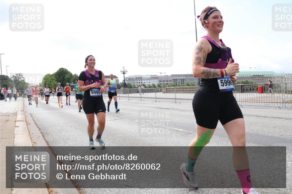 29.06.2025 - hella hamburg halbmarathon Lena Gebhardt http://msf.ph/oto/8260062 29.06.2025 10:10:56 Lombardsbrücke 1166, 1186, 1781, 2868, 4287, 4389, 5254, 5653, 5990, 5991, 7250, 7271, 7370, 7685, 8561, 9169, 9681, 9829, 10196, 11355, 11887, 11904, 11905, 12008, 12426, 12556, 12571, 12629, 12790, 12836, 13588, 13594, 13825, 13901, 14022, 14270, 14679, 15009, 15214, 15252, 16166, 16344, 16808, 17142, 17500, 17532, 18949, 19241 meine-sportfotos.de