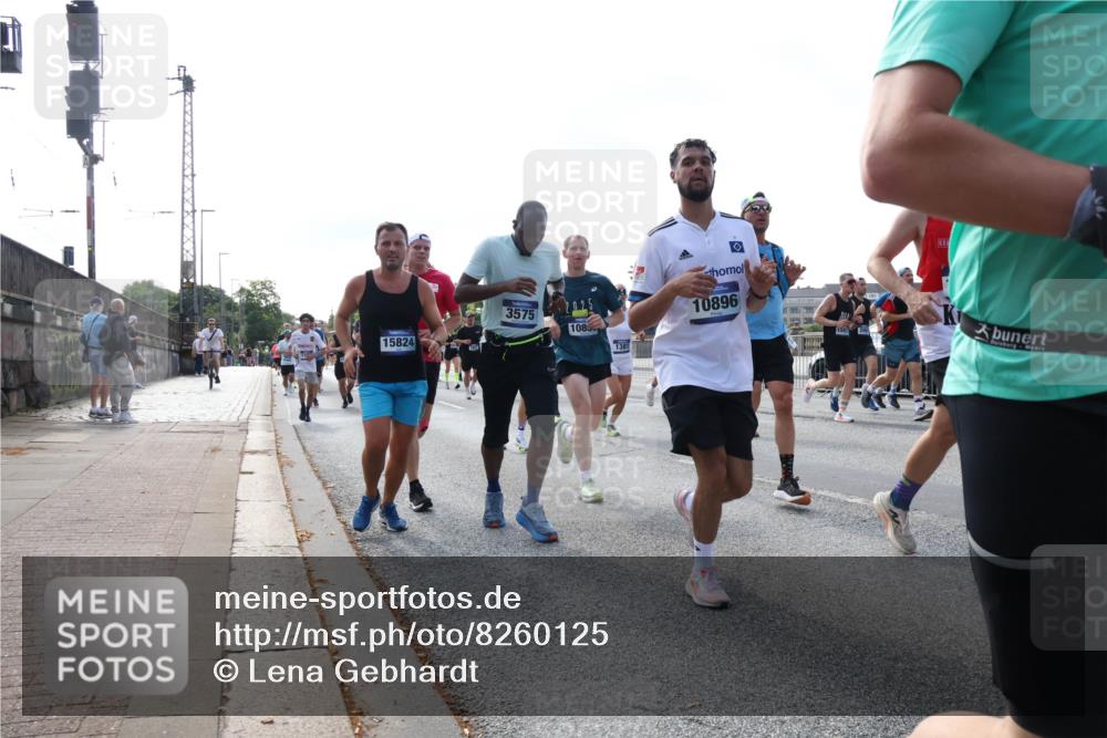 29.06.2025 - hella hamburg halbmarathon Lena Gebhardt http://msf.ph/oto/8260125 29.06.2025 09:57:02 Lombardsbrücke 1327, 1381, 1442, 1460, 1496, 1537, 1657, 1783, 1833, 2013, 2025, 2058, 2074, 2111, 2208, 2340, 2378, 2396, 2595, 2814, 2839, 2869, 2878, 3093, 3310, 3575, 3652, 3791, 4065, 4377, 4404, 4635, 4726, 4770, 4897, 5008, 5013, 5021, 5169, 5194, 5319, 5744, 5839, 6033, 6286, 6377, 6561, 6562, 6631, 6720, 7176, 7177, 7259, 7475, 7918, 8112, 8261, 8313, 8361, 8572, 8587, 8618, 8651, 8661, 8710, 8813, 8863, 8921, 8930, 9060, 9082, 9316, 9497, 9597, 9638 meine-sportfotos.de