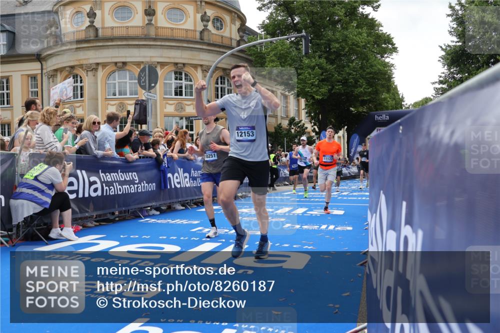 29.06.2025 - hella hamburg halbmarathon Strokosch-Dieckow http://msf.ph/oto/8260187 29.06.2025 10:43:11 Ziel 1675, 3109, 3124, 4229, 6721, 7026, 7093, 7451, 9833, 10099, 10251, 11177, 12153, 12776, 12839, 15255, 15706, 16314, 16997, 17177, 18304 meine-sportfotos.de