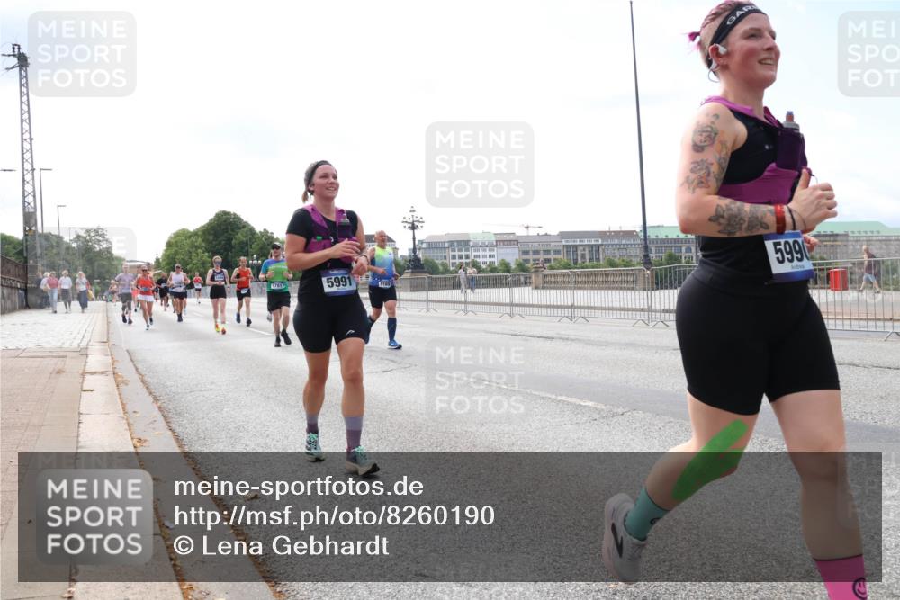 29.06.2025 - hella hamburg halbmarathon Lena Gebhardt http://msf.ph/oto/8260190 29.06.2025 10:10:56 Lombardsbrücke 1166, 1186, 1781, 2868, 4287, 4389, 5254, 5653, 5990, 5991, 7250, 7271, 7370, 7685, 8561, 9169, 9681, 9829, 10196, 11355, 11887, 11904, 11905, 12008, 12426, 12556, 12571, 12629, 12790, 12836, 13588, 13594, 13825, 13901, 14022, 14270, 14679, 15009, 15214, 15252, 16166, 16344, 16808, 17142, 17500, 17532, 18949, 19241 meine-sportfotos.de