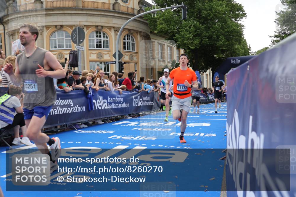 29.06.2025 - hella hamburg halbmarathon Strokosch-Dieckow http://msf.ph/oto/8260270 29.06.2025 10:43:12 Ziel 1675, 3109, 3124, 3146, 4229, 6721, 7026, 7093, 7451, 9833, 10099, 10251, 11177, 12153, 15255, 15706, 16314, 16997, 17177, 18304 meine-sportfotos.de