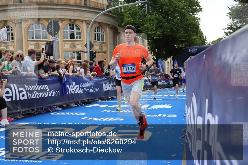 29.06.2025 - hella hamburg halbmarathon Strokosch-Dieckow http://msf.ph/oto/8260294 29.06.2025 10:43:13 Ziel 1675, 3109, 3124, 3146, 7026, 7093, 7451, 10099, 10251, 11177, 12153, 15255, 15706, 15921, 16314, 16997, 18274, 18304 meine-sportfotos.de