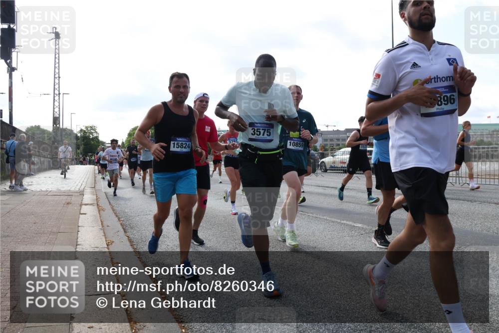 29.06.2025 - hella hamburg halbmarathon Lena Gebhardt http://msf.ph/oto/8260346 29.06.2025 09:57:02 Lombardsbrücke 1327, 1381, 1442, 1460, 1496, 1537, 1657, 1783, 1833, 2013, 2025, 2058, 2074, 2111, 2208, 2340, 2378, 2396, 2595, 2814, 2839, 2869, 2878, 3093, 3310, 3575, 3652, 3791, 4065, 4377, 4404, 4635, 4726, 4770, 4897, 5008, 5013, 5021, 5169, 5194, 5319, 5744, 5839, 6033, 6286, 6377, 6561, 6562, 6631, 6720, 7176, 7177, 7259, 7475, 7918, 8112, 8261, 8313, 8361, 8572, 8587, 8618, 8651, 8661, 8710, 8813, 8863, 8921, 8930, 9060, 9082, 9316, 9497, 9597, 9638 meine-sportfotos.de