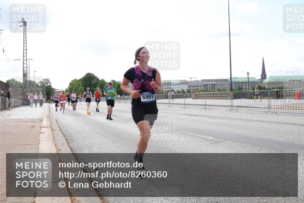 29.06.2025 - hella hamburg halbmarathon Lena Gebhardt http://msf.ph/oto/8260360 29.06.2025 10:10:56 Lombardsbrücke 1166, 1186, 1781, 2868, 4287, 4389, 5254, 5653, 5990, 5991, 7250, 7271, 7370, 7685, 8561, 9169, 9681, 9829, 10196, 11355, 11887, 11904, 11905, 12008, 12426, 12556, 12571, 12629, 12790, 12836, 13588, 13594, 13825, 13901, 14022, 14270, 14679, 15009, 15214, 15252, 16166, 16344, 16808, 17142, 17500, 17532, 18949, 19241 meine-sportfotos.de