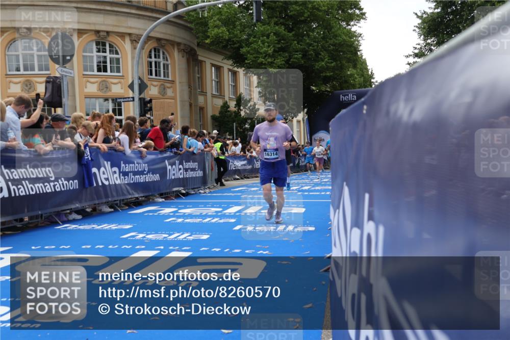 29.06.2025 - hella hamburg halbmarathon Strokosch-Dieckow http://msf.ph/oto/8260570 29.06.2025 10:43:16 Ziel 1675, 2653, 3109, 3124, 3146, 7026, 7093, 10099, 10251, 11177, 13348, 15706, 15921, 16314, 16720, 16997, 18274, 18304, 18987, 19009 meine-sportfotos.de