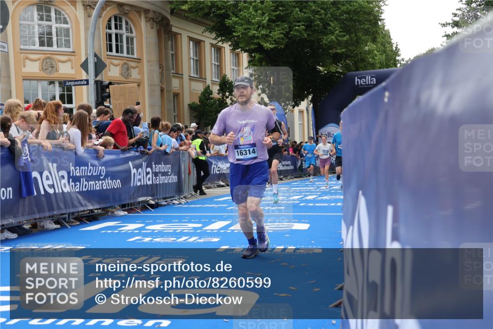 29.06.2025 - hella hamburg halbmarathon Strokosch-Dieckow http://msf.ph/oto/8260599 29.06.2025 10:43:16 Ziel 1675, 2653, 3109, 3124, 3146, 7026, 7093, 10099, 10251, 11177, 13348, 15706, 15921, 16314, 16720, 16997, 18274, 18304, 18987, 19009 meine-sportfotos.de
