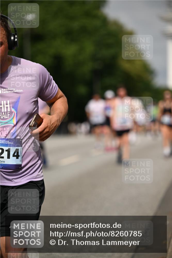 29.06.2025 - hella hamburg halbmarathon Dr. Thomas Lammeyer http://msf.ph/oto/8260785 29.06.2025 10:14:40 Kennedybrücke 1052, 1186, 1548, 1781, 2868, 5182, 5653, 5806, 8561, 8685, 9150, 9829 meine-sportfotos.de