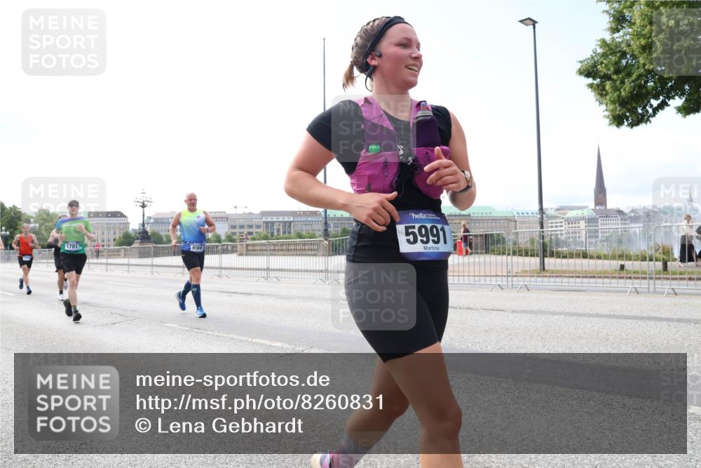 29.06.2025 - hella hamburg halbmarathon Lena Gebhardt http://msf.ph/oto/8260831 29.06.2025 10:10:57 Lombardsbrücke 1166, 1186, 1781, 2868, 4287, 4389, 5254, 5653, 5990, 5991, 7250, 7271, 7370, 7685, 8561, 9169, 9681, 9829, 10196, 11355, 11887, 11904, 11905, 12008, 12426, 12556, 12571, 12629, 12790, 12836, 13588, 13594, 13825, 13901, 14022, 14270, 14679, 15009, 15214, 15252, 16166, 16344, 16808, 17142, 17500, 17532, 18949, 19241 meine-sportfotos.de