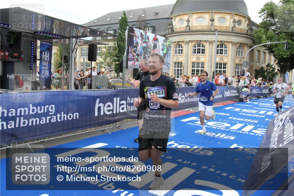 29.06.2025 - hella hamburg halbmarathon Michael Strokosch http://msf.ph/oto/8260908 29.06.2025 10:51:36 Ziel 1335, 5008, 7943, 10691, 13327, 13403, 17131, 19007 meine-sportfotos.de