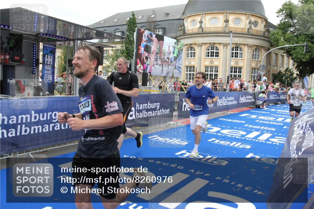 29.06.2025 - hella hamburg halbmarathon Michael Strokosch http://msf.ph/oto/8260976 29.06.2025 10:51:36 Ziel 1335, 5008, 7943, 10691, 13327, 13403, 17131, 19007 meine-sportfotos.de