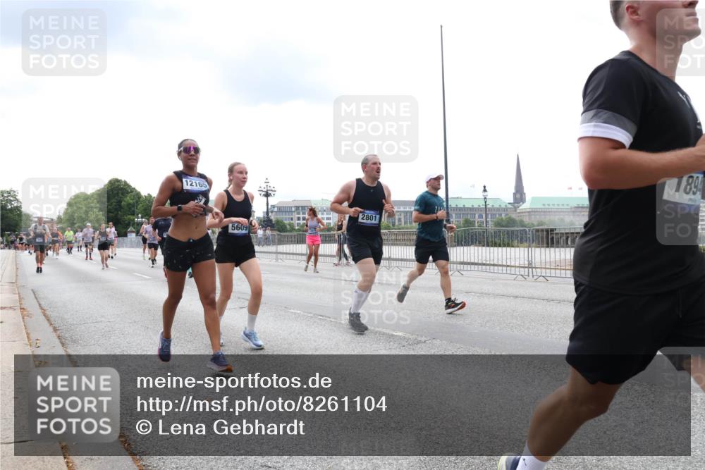 29.06.2025 - hella hamburg halbmarathon Lena Gebhardt http://msf.ph/oto/8261104 29.06.2025 10:34:29 Lombardsbrücke 1025, 1672, 1705, 1787, 2023, 2265, 2412, 2464, 2496, 2510, 2511, 2526, 2801, 2933, 3130, 3145, 3420, 3829, 3848, 4540, 4807, 4824, 4826, 5453, 5609, 6034, 6105, 6171, 6329, 6571, 6574, 6843, 7324, 7329, 7386, 7644, 7733, 8277, 8349, 8705, 8965, 9122, 9164, 9379, 9448, 9514, 10335, 10360, 10564, 10674, 11245, 11872, 12164, 12382, 13957, 15477, 16238, 16311, 16390, 16682, 16919, 17230, 18158, 18941 meine-sportfotos.de
