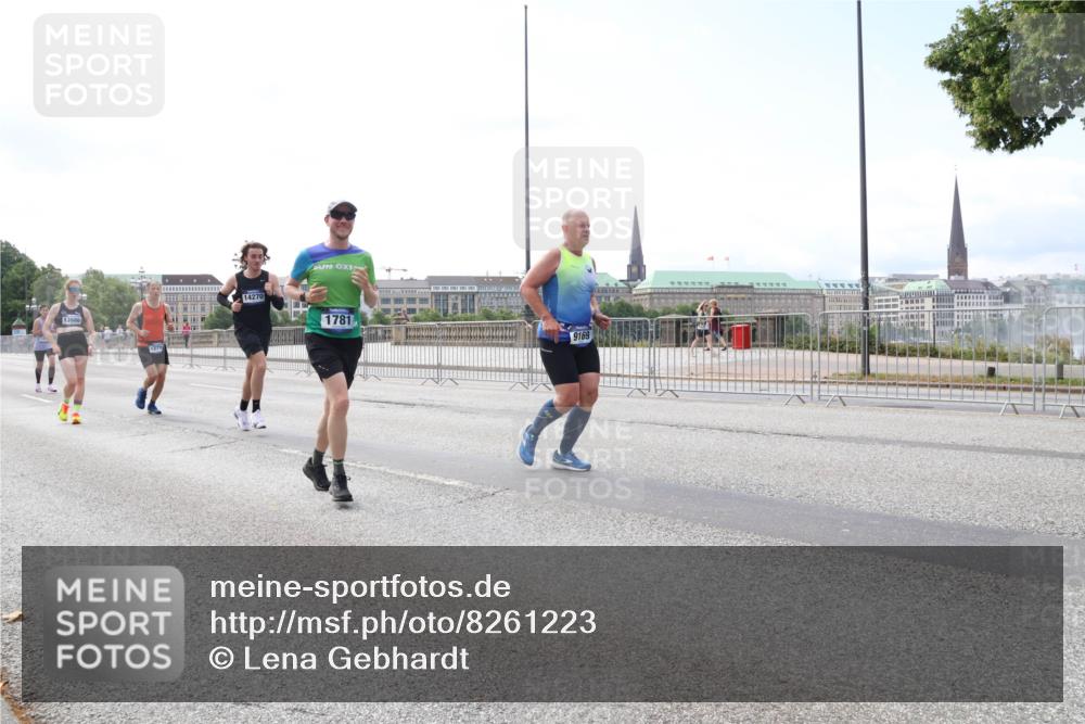 29.06.2025 - hella hamburg halbmarathon Lena Gebhardt http://msf.ph/oto/8261223 29.06.2025 10:10:58 Lombardsbrücke 1166, 1186, 1781, 2868, 4287, 4389, 5254, 5653, 5990, 5991, 7250, 7271, 7370, 8171, 8561, 9169, 9681, 9829, 10196, 11149, 11355, 11887, 11904, 11905, 12008, 12426, 12556, 12571, 12629, 12790, 12836, 13588, 13594, 13825, 13901, 14022, 14270, 14679, 15009, 15214, 15252, 15908, 16344, 16808, 17142, 17500, 17532, 18949, 19241 meine-sportfotos.de