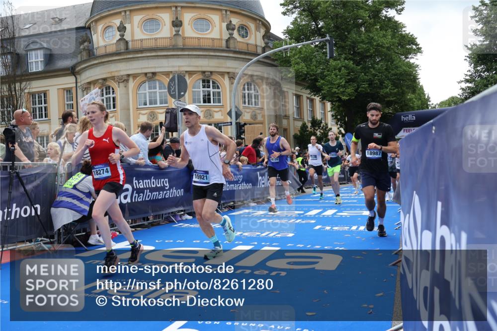 29.06.2025 - hella hamburg halbmarathon Strokosch-Dieckow http://msf.ph/oto/8261280 29.06.2025 10:43:24 Ziel 2653, 3109, 3124, 3146, 3928, 4080, 5124, 5436, 5506, 7635, 8664, 9931, 10099, 10237, 10246, 11648, 12623, 13348, 15921, 16338, 16720, 17391, 18274, 18513, 18810, 18942, 18987, 19009, 19051 meine-sportfotos.de