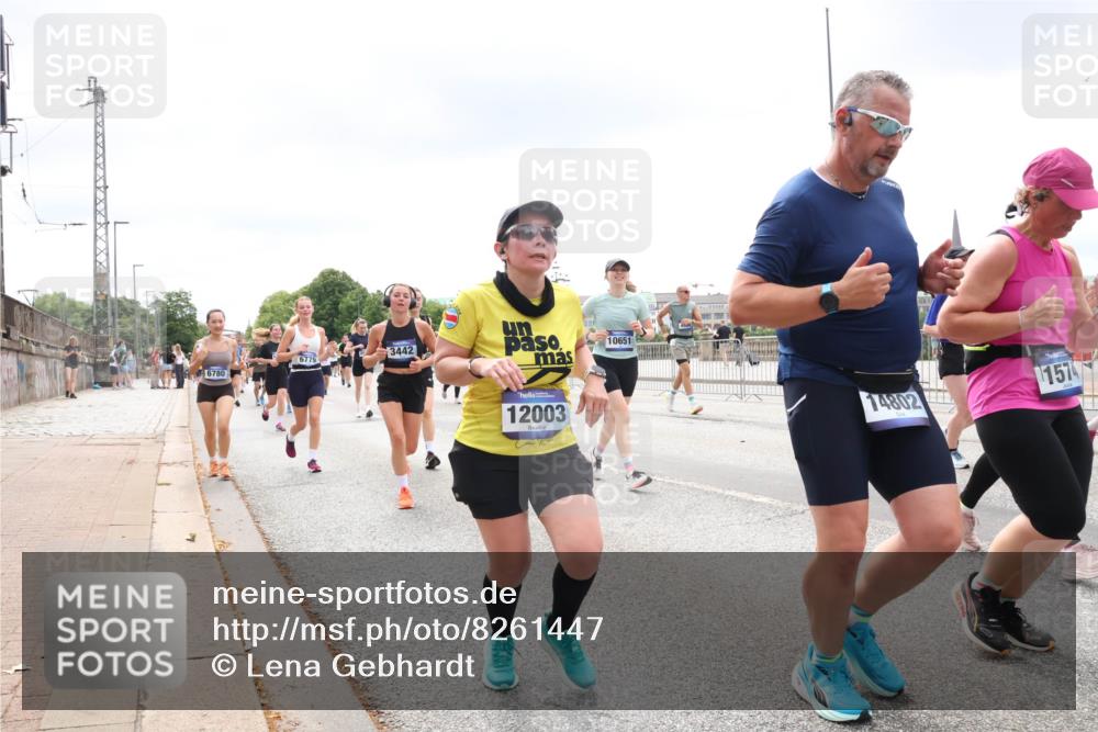 29.06.2025 - hella hamburg halbmarathon Lena Gebhardt http://msf.ph/oto/8261447 29.06.2025 11:08:15 Lombardsbrücke 1574, 1769, 1907, 1923, 2312, 2314, 2318, 2319, 2433, 2796, 2867, 3063, 3271, 3313, 3442, 3549, 3646, 3666, 3853, 3855, 3915, 4070, 4226, 4406, 4407, 4439, 4455, 4461, 4482, 4567, 4573, 4584, 4630, 4631, 4716, 5005, 5195, 5398, 5401, 5439, 5704, 5859, 5896, 6016, 6070, 6219, 6258, 6357, 6586, 6731, 6778, 6779, 6780, 6928, 6958, 6986, 7000, 7070, 7113, 7192, 7218, 7222, 7225, 7320, 7527, 7559, 7609, 7713, 7799, 7989, 8182, 8252, 8636, 8808, 8809, 8978, 9037, 9321, 9387 meine-sportfotos.de