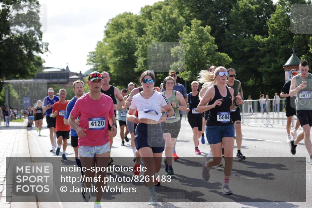 29.06.2025 - hella hamburg halbmarathon Jannik Wohlers http://msf.ph/oto/8261483 29.06.2025 09:58:19 Lombardsbrücke 1410, 1727, 1946, 1951, 2029, 2518, 2840, 2883, 2907, 3097, 3819, 3952, 4120, 4152, 4167, 5077, 5084, 5259, 5378, 6294, 6592, 6657, 6759, 6877, 7082, 7369, 7716, 7732, 8068, 8322, 8639, 8721, 9770, 10724, 11212, 11214, 11638, 11976, 12362, 12483, 12526, 12632, 12633, 12735, 13397, 13465, 13470, 13536, 13694, 13706, 13880, 14266, 14355, 14363, 14368, 14702, 15275, 15389, 15497, 15506, 15523, 15727, 15854, 16108, 16176, 16470, 16830, 17181, 17346, 17348, 17491 meine-sportfotos.de