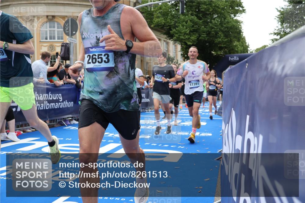 29.06.2025 - hella hamburg halbmarathon Strokosch-Dieckow http://msf.ph/oto/8261513 29.06.2025 10:43:27 Ziel 2653, 3928, 4080, 5124, 5436, 5506, 7635, 8664, 9931, 10237, 10246, 11648, 12623, 13348, 14484, 15921, 16338, 16720, 17391, 18274, 18513, 18775, 18810, 18942, 18987, 19009, 19051, 19229 meine-sportfotos.de