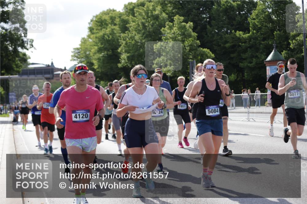 29.06.2025 - hella hamburg halbmarathon Jannik Wohlers http://msf.ph/oto/8261557 29.06.2025 09:58:19 Lombardsbrücke 1410, 1727, 1946, 1951, 2029, 2518, 2840, 2883, 2907, 3097, 3819, 3952, 4120, 4152, 4167, 5077, 5084, 5259, 5378, 6294, 6592, 6657, 6759, 6877, 7082, 7369, 7716, 7732, 8068, 8322, 8639, 8721, 9770, 10724, 11212, 11214, 11638, 11976, 12362, 12483, 12526, 12632, 12633, 12735, 13397, 13465, 13470, 13536, 13694, 13706, 13880, 14266, 14355, 14363, 14368, 14702, 15275, 15389, 15497, 15506, 15523, 15727, 15854, 16108, 16176, 16470, 16830, 17181, 17346, 17348, 17491 meine-sportfotos.de