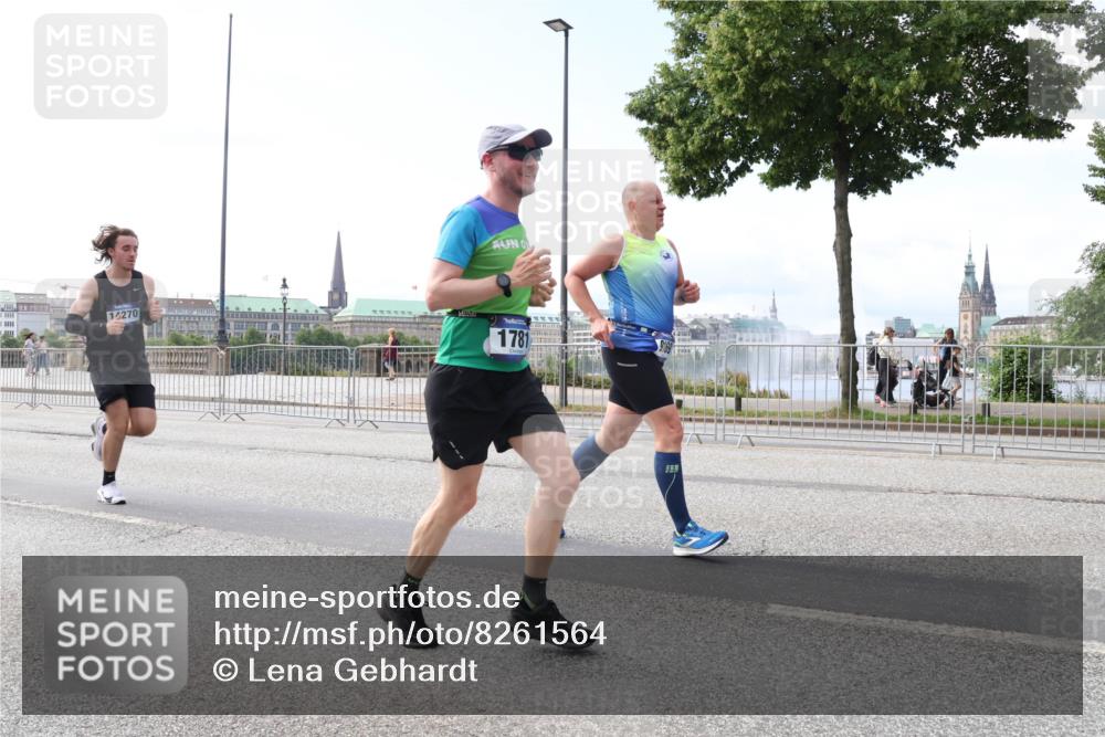 29.06.2025 - hella hamburg halbmarathon Lena Gebhardt http://msf.ph/oto/8261564 29.06.2025 10:10:59 Lombardsbrücke 1166, 1186, 1723, 1781, 2868, 4287, 4389, 5254, 5653, 5990, 5991, 7250, 7271, 7370, 8171, 8206, 8207, 8561, 9169, 9681, 9829, 10196, 11149, 11355, 11887, 11904, 11905, 12426, 12556, 12571, 12629, 12790, 12836, 13588, 13594, 13825, 13901, 14022, 14270, 15009, 15214, 15252, 15908, 16344, 16808, 17142, 17500, 17532, 18949, 19241 meine-sportfotos.de