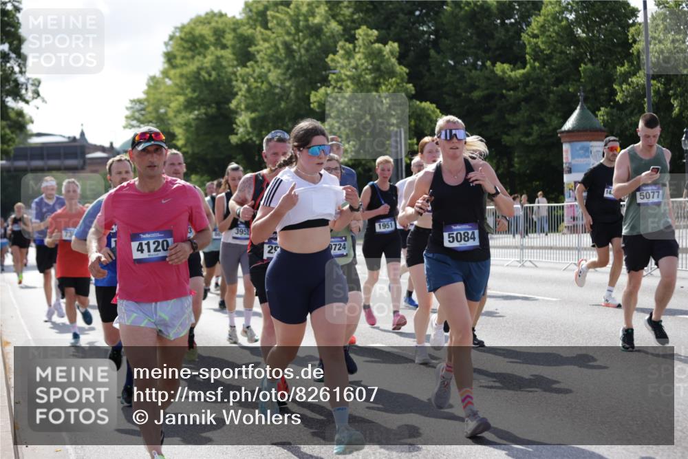29.06.2025 - hella hamburg halbmarathon Jannik Wohlers http://msf.ph/oto/8261607 29.06.2025 09:58:19 Lombardsbrücke 1410, 1727, 1946, 1951, 2029, 2518, 2840, 2883, 2907, 3097, 3819, 3952, 4120, 4152, 4167, 5077, 5084, 5259, 5378, 6294, 6592, 6657, 6759, 6877, 7082, 7369, 7716, 7732, 8068, 8322, 8639, 8721, 9770, 10724, 11212, 11214, 11638, 11976, 12362, 12483, 12526, 12632, 12633, 12735, 13397, 13465, 13470, 13536, 13694, 13706, 13880, 14266, 14355, 14363, 14368, 14702, 15275, 15389, 15497, 15506, 15523, 15727, 15854, 16108, 16176, 16470, 16830, 17181, 17346, 17348, 17491 meine-sportfotos.de