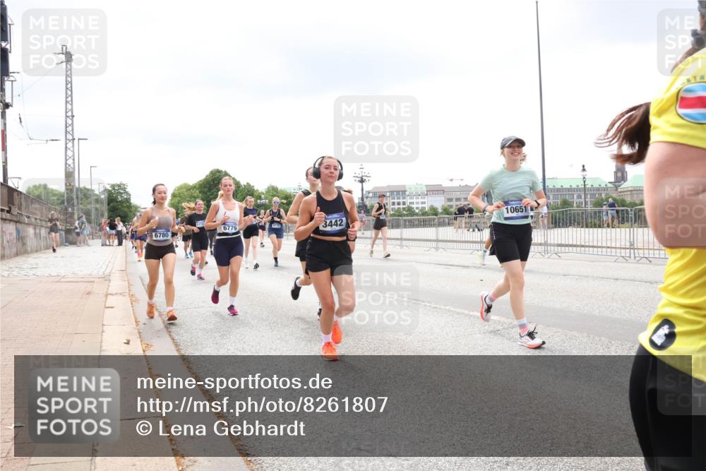29.06.2025 - hella hamburg halbmarathon Lena Gebhardt http://msf.ph/oto/8261807 29.06.2025 11:08:16 Lombardsbrücke 1574, 1769, 1907, 1923, 2312, 2314, 2318, 2319, 2433, 2796, 2867, 3063, 3271, 3313, 3442, 3549, 3646, 3666, 3853, 3855, 3915, 4070, 4226, 4406, 4407, 4439, 4455, 4461, 4482, 4567, 4573, 4584, 4630, 4631, 4716, 5005, 5195, 5398, 5401, 5439, 5704, 5859, 5896, 6016, 6070, 6219, 6258, 6357, 6586, 6731, 6778, 6779, 6780, 6928, 6958, 6986, 7000, 7070, 7113, 7192, 7218, 7222, 7225, 7320, 7527, 7559, 7609, 7713, 7799, 7989, 8182, 8252, 8636, 8808, 8809, 8978, 9037, 9321, 9387 meine-sportfotos.de
