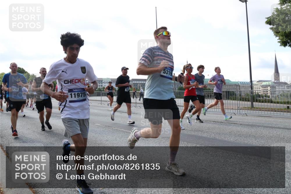 29.06.2025 - hella hamburg halbmarathon Lena Gebhardt http://msf.ph/oto/8261835 29.06.2025 09:57:06 Lombardsbrücke 1030, 1327, 1381, 1442, 1460, 1496, 1537, 1657, 1783, 1833, 2013, 2025, 2074, 2111, 2119, 2208, 2340, 2378, 2396, 2595, 2814, 2839, 2869, 2878, 3093, 3103, 3310, 3575, 3652, 3698, 3791, 4377, 4558, 4635, 4726, 4770, 4897, 5008, 5013, 5018, 5021, 5169, 5194, 5319, 5744, 5839, 6033, 6377, 6561, 6562, 6631, 6720, 6762, 7176, 7177, 7259, 7918, 8112, 8261, 8313, 8572, 8587, 8618, 8651, 8661, 8710, 8813, 8863, 8921, 8930, 9060, 9082, 9316, 9497, 9597, 9638, 10191 meine-sportfotos.de