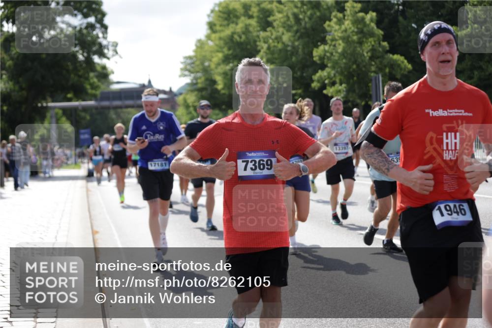 29.06.2025 - hella hamburg halbmarathon Jannik Wohlers http://msf.ph/oto/8262105 29.06.2025 09:58:22 Lombardsbrücke 1410, 1485, 1727, 1946, 1951, 2518, 2840, 2883, 2907, 3334, 3819, 3952, 4120, 4152, 4167, 5077, 5084, 5378, 6294, 6592, 6657, 6759, 6877, 7082, 7369, 7716, 7732, 8068, 8322, 8639, 8721, 9727, 9770, 10724, 11212, 11638, 11976, 12135, 12362, 12483, 12526, 12632, 13397, 13465, 13470, 13654, 13694, 13706, 13880, 13997, 14266, 14355, 14363, 14368, 14702, 15275, 15497, 15506, 15523, 15727, 15854, 16108, 16292, 16470, 16830, 17181, 17346, 17348, 17491 meine-sportfotos.de