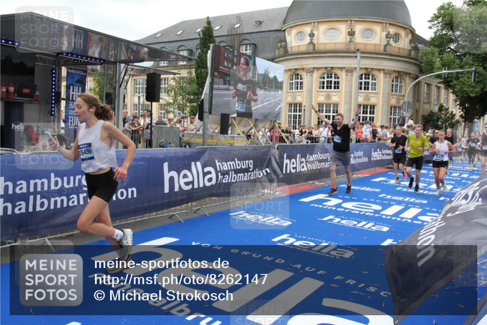 29.06.2025 - hella hamburg halbmarathon Michael Strokosch http://msf.ph/oto/8262147 29.06.2025 10:51:47 Ziel 2396, 6286, 7224, 8710, 8819, 12224, 14012, 14458, 15496, 15727, 15831, 15899, 16907, 17682, 19020, 19053 meine-sportfotos.de