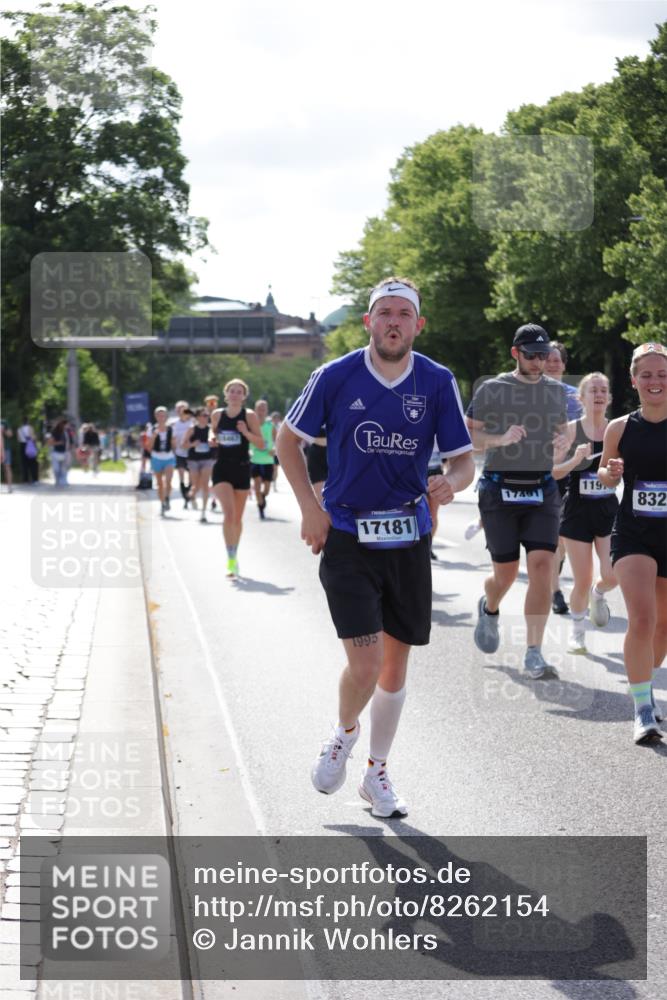 29.06.2025 - hella hamburg halbmarathon Jannik Wohlers http://msf.ph/oto/8262154 29.06.2025 09:58:24 Lombardsbrücke 1410, 1485, 1727, 1946, 1951, 2840, 2883, 2907, 3334, 3952, 4120, 4167, 5077, 5084, 6294, 6629, 6657, 6759, 6877, 7082, 7369, 7716, 7732, 8068, 8322, 8639, 8721, 9655, 9727, 9770, 10488, 10724, 11212, 11612, 11638, 11976, 12135, 12362, 12483, 12526, 13397, 13465, 13654, 13694, 13706, 13880, 13997, 14266, 14355, 14363, 14368, 14702, 15275, 15497, 15506, 15516, 15523, 15727, 15854, 16108, 16292, 16470, 16830, 17181, 17346, 17491, 17828, 18000, 19152 meine-sportfotos.de