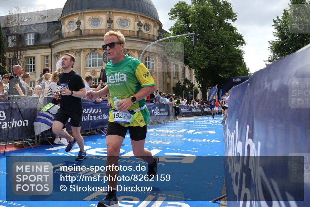 29.06.2025 - hella hamburg halbmarathon Strokosch-Dieckow http://msf.ph/oto/8262159 29.06.2025 10:43:35 Ziel 3116, 4080, 4318, 5124, 5436, 6903, 7635, 9114, 9931, 10246, 11648, 12623, 13421, 13996, 14201, 14210, 14484, 14690, 15328, 15932, 16338, 17912, 18449, 18513, 18775, 18810, 19229 meine-sportfotos.de