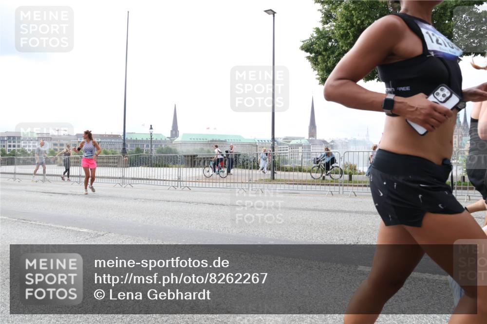 29.06.2025 - hella hamburg halbmarathon Lena Gebhardt http://msf.ph/oto/8262267 29.06.2025 10:34:30 Lombardsbrücke 1025, 1672, 2023, 2265, 2412, 2464, 2496, 2510, 2511, 2526, 2801, 2933, 3130, 3145, 3420, 3829, 3848, 4540, 4824, 4826, 5453, 5609, 6034, 6105, 6171, 6329, 6571, 6574, 6843, 7020, 7324, 7329, 7386, 7644, 7733, 8277, 8349, 8705, 8965, 9122, 9164, 9379, 9448, 9514, 10335, 10360, 10564, 10674, 11122, 11245, 11872, 12164, 12382, 13957, 15477, 16238, 16311, 16390, 16682, 16919, 17230, 18158, 18941 meine-sportfotos.de