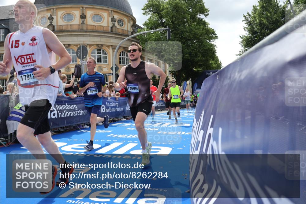 29.06.2025 - hella hamburg halbmarathon Strokosch-Dieckow http://msf.ph/oto/8262284 29.06.2025 10:43:39 Ziel 1976, 3116, 4318, 6903, 6991, 9114, 9159, 11153, 11848, 13421, 13996, 14201, 14210, 14484, 14690, 15328, 15512, 15932, 16062, 16105, 17912, 18449, 18775, 19090, 19229 meine-sportfotos.de
