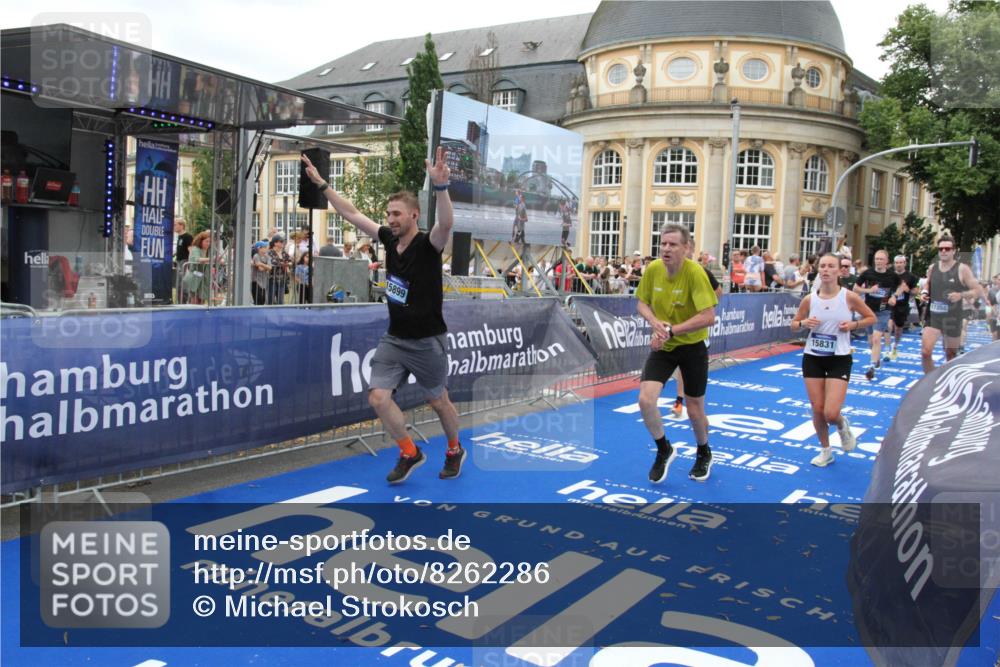 29.06.2025 - hella hamburg halbmarathon Michael Strokosch http://msf.ph/oto/8262286 29.06.2025 10:51:48 Ziel 2396, 6286, 7224, 8710, 8819, 12224, 14458, 15427, 15496, 15727, 15831, 15899, 16907, 17682, 19053 meine-sportfotos.de
