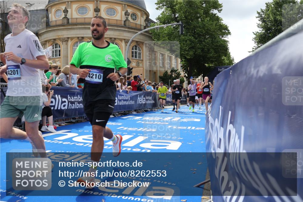 29.06.2025 - hella hamburg halbmarathon Strokosch-Dieckow http://msf.ph/oto/8262553 29.06.2025 10:43:44 Ziel 1976, 3116, 3437, 3697, 4318, 5624, 5692, 6903, 6991, 7185, 9043, 9114, 9159, 9374, 11153, 11778, 11848, 13421, 13897, 14201, 14210, 14861, 15328, 15512, 15932, 16062, 16105, 18449, 18650, 19090 meine-sportfotos.de