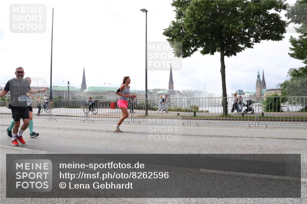 29.06.2025 - hella hamburg halbmarathon Lena Gebhardt http://msf.ph/oto/8262596 29.06.2025 10:34:32 Lombardsbrücke 1025, 1672, 2023, 2265, 2355, 2412, 2464, 2496, 2510, 2511, 2801, 2933, 3130, 3145, 3420, 3829, 3848, 4540, 4824, 4826, 5453, 5609, 6034, 6105, 6171, 6329, 6571, 6574, 6843, 7020, 7324, 7329, 7386, 7644, 7733, 8277, 8349, 8369, 8705, 8793, 8965, 9122, 9164, 9379, 9448, 9514, 10335, 10360, 10564, 10674, 11122, 11245, 11646, 11872, 12164, 12236, 12382, 13957, 15477, 16238, 16311, 16390, 16682, 16919, 17230, 18158, 18941 meine-sportfotos.de