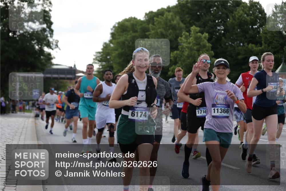 29.06.2025 - hella hamburg halbmarathon Jannik Wohlers http://msf.ph/oto/8262626 29.06.2025 09:59:32 Lombardsbrücke 1006, 1125, 1264, 1834, 1914, 2348, 2364, 2582, 2584, 2676, 2677, 2910, 3836, 4013, 4231, 4772, 5015, 5134, 5277, 5341, 6174, 6201, 6202, 6462, 6587, 6602, 6636, 6892, 7547, 7717, 7824, 8223, 8285, 8330, 8402, 8573, 8730, 9611, 10031, 10093, 10337, 10759, 11366, 11753, 11797, 11799, 12248, 12479, 12513, 13523, 13808, 13847, 13988, 14139, 14429, 14750, 14778, 14785, 14818, 15097, 15110, 15431, 15954, 16327, 17160, 17468, 17525, 18413 meine-sportfotos.de
