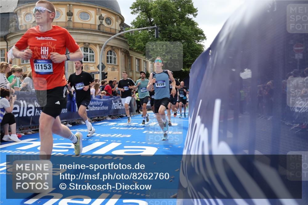 29.06.2025 - hella hamburg halbmarathon Strokosch-Dieckow http://msf.ph/oto/8262760 29.06.2025 10:43:48 Ziel 1976, 3437, 3697, 3907, 5624, 5692, 6903, 6991, 7185, 8145, 9043, 9159, 9374, 10493, 11153, 11778, 11809, 11848, 12438, 12966, 13897, 14201, 14210, 14861, 15512, 16062, 16105, 16549, 17376, 17403, 18650, 18678, 19090 meine-sportfotos.de