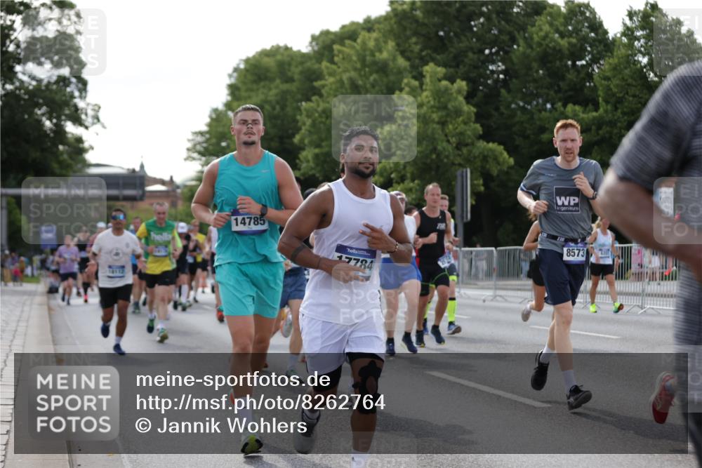 29.06.2025 - hella hamburg halbmarathon Jannik Wohlers http://msf.ph/oto/8262764 29.06.2025 09:59:33 Lombardsbrücke 1006, 1125, 1264, 1834, 1914, 2099, 2348, 2364, 2582, 2584, 2676, 2677, 2910, 3836, 4013, 4231, 4772, 4796, 5015, 5134, 5277, 5341, 6174, 6201, 6202, 6462, 6581, 6587, 6602, 6636, 6892, 7547, 7717, 7786, 7824, 8223, 8285, 8402, 8573, 8730, 9611, 10093, 10337, 10742, 10759, 11366, 11753, 11797, 11799, 12248, 12479, 12513, 13523, 13847, 13988, 13993, 14139, 14429, 14750, 14778, 14785, 14818, 15097, 15110, 15431, 15954, 16327, 17160, 17468, 17525 meine-sportfotos.de