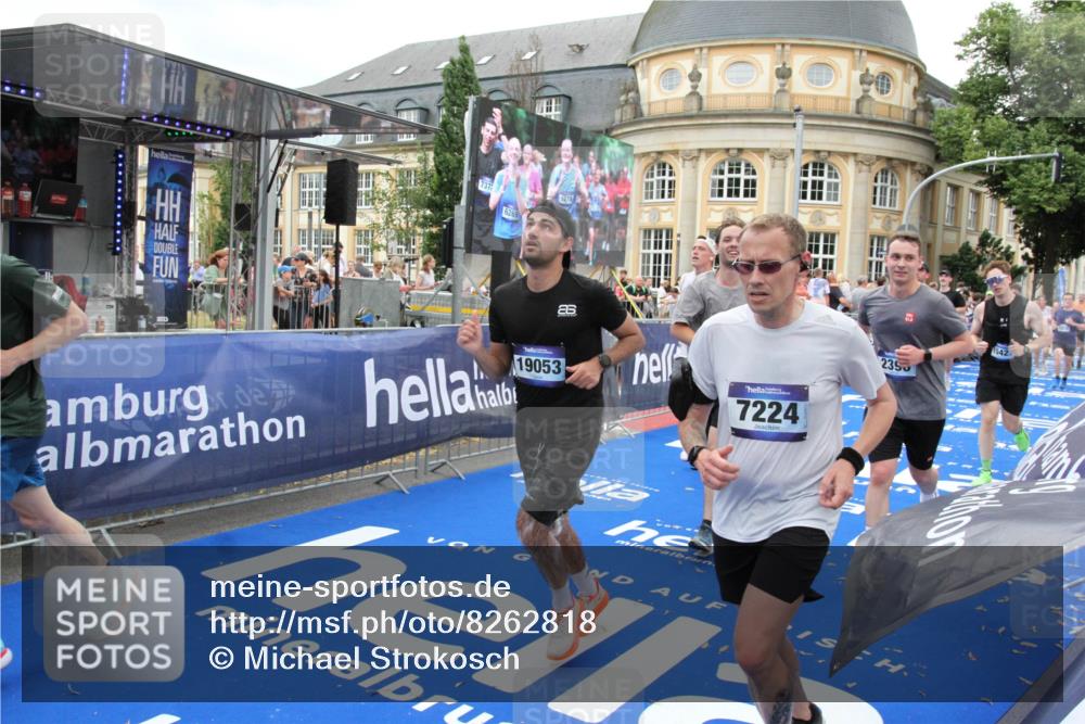 29.06.2025 - hella hamburg halbmarathon Michael Strokosch http://msf.ph/oto/8262818 29.06.2025 10:51:52 Ziel 2396, 2818, 2823, 2880, 4297, 6286, 7224, 8710, 8819, 8856, 9793, 9959, 12224, 15427, 15727, 15831, 16907, 17682, 17815, 17962, 19053, 19137 meine-sportfotos.de
