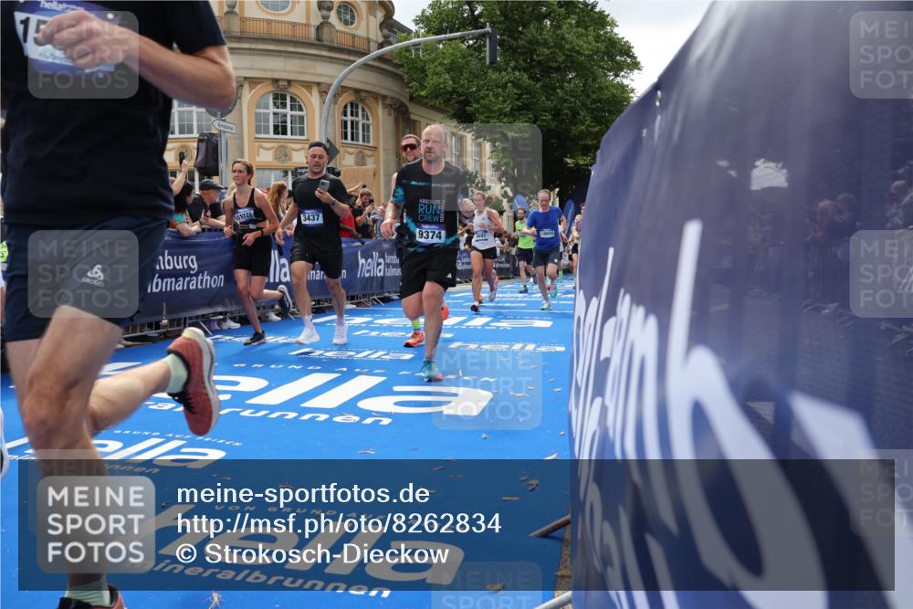 29.06.2025 - hella hamburg halbmarathon Strokosch-Dieckow http://msf.ph/oto/8262834 29.06.2025 10:43:50 Ziel 1976, 3437, 3697, 3907, 5624, 5692, 6991, 7185, 8063, 8145, 8900, 9043, 9159, 9374, 10493, 10596, 11153, 11778, 11809, 11848, 12438, 12966, 13897, 14861, 15512, 16062, 16105, 16549, 17376, 17403, 18650, 18678, 19090 meine-sportfotos.de