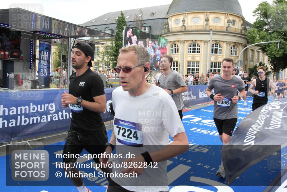 29.06.2025 - hella hamburg halbmarathon Michael Strokosch http://msf.ph/oto/8262842 29.06.2025 10:51:53 Ziel 2396, 2818, 2823, 2880, 4297, 7224, 8710, 8819, 8856, 9793, 9959, 12224, 13799, 15427, 15727, 16907, 17682, 17815, 17962, 19053, 19137 meine-sportfotos.de