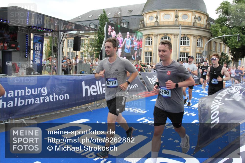 29.06.2025 - hella hamburg halbmarathon Michael Strokosch http://msf.ph/oto/8262862 29.06.2025 10:51:53 Ziel 2396, 2818, 2823, 2880, 4297, 7224, 8710, 8819, 8856, 9793, 9959, 12224, 13799, 15427, 15727, 16907, 17682, 17815, 17962, 19053, 19137 meine-sportfotos.de