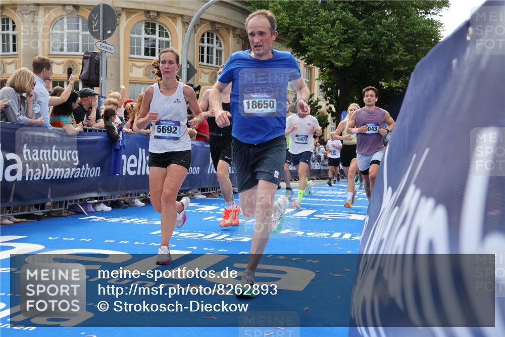 29.06.2025 - hella hamburg halbmarathon Strokosch-Dieckow http://msf.ph/oto/8262893 29.06.2025 10:43:52 Ziel 3437, 3697, 3907, 4981, 5624, 5692, 7185, 8063, 8145, 8900, 9043, 9374, 10493, 10596, 11153, 11778, 11809, 11848, 12438, 12966, 13897, 14861, 15383, 15512, 16062, 16549, 17376, 17403, 18650, 18678 meine-sportfotos.de